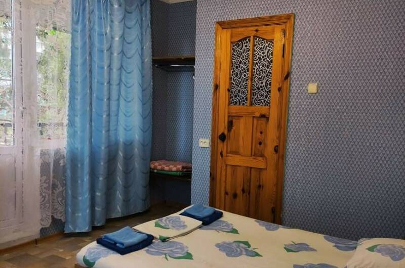 «Стандарт» с балконом 3-х местный номер