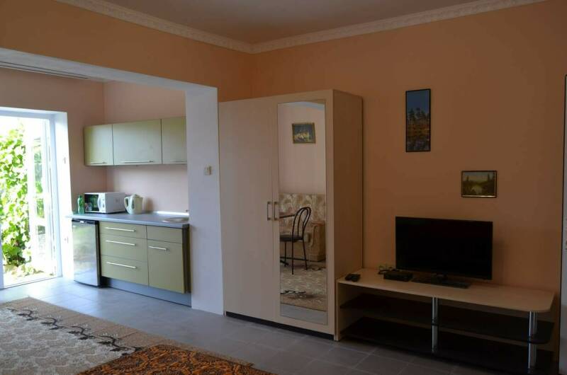 Средняя студия с кухней и кондиционером (1-й этаж)