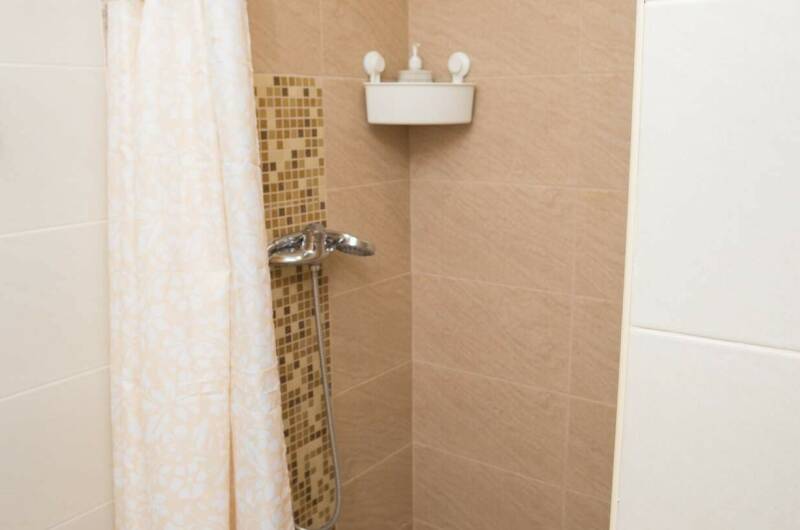 Трехместный номер с собственной ванной комнатой