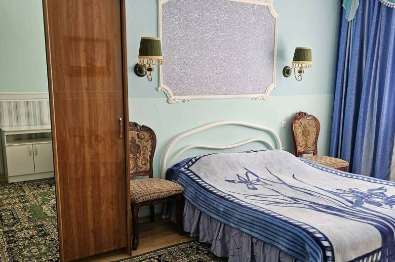 Трехместный