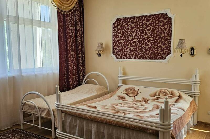 Трехместный