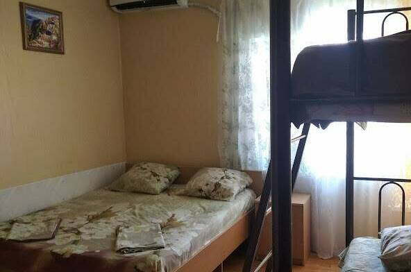 Комната№ 28 с двухъярусной кроватью и двуспальной