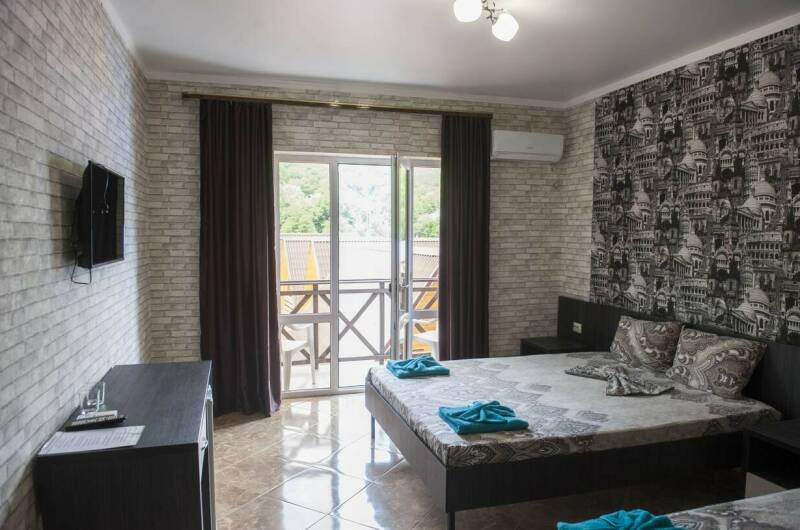 Трехместный номер с балконом с видом на горы