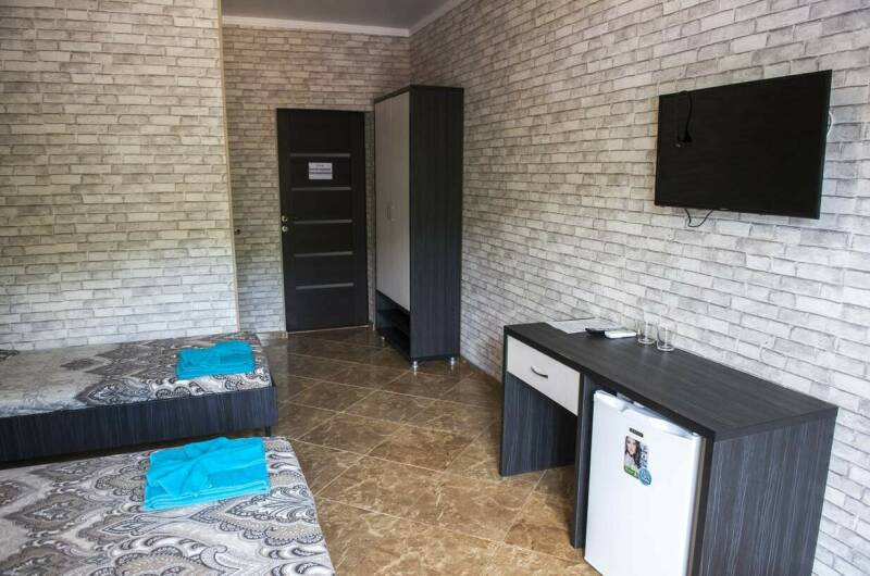 Трехместный номер с балконом с видом на горы