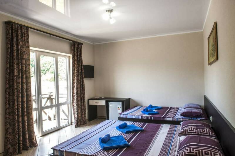 Четырехместный номер с балконом и с видом на горы