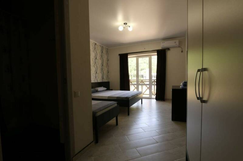 Трехместный номер с балконом на 1 этаже