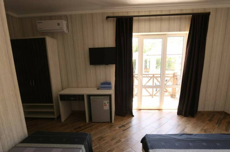 Трехместный номер с балконом на 1 этаже