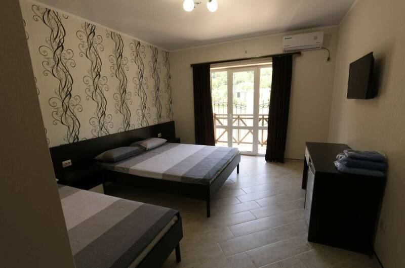 Трехместный номер с балконом на 1 этаже