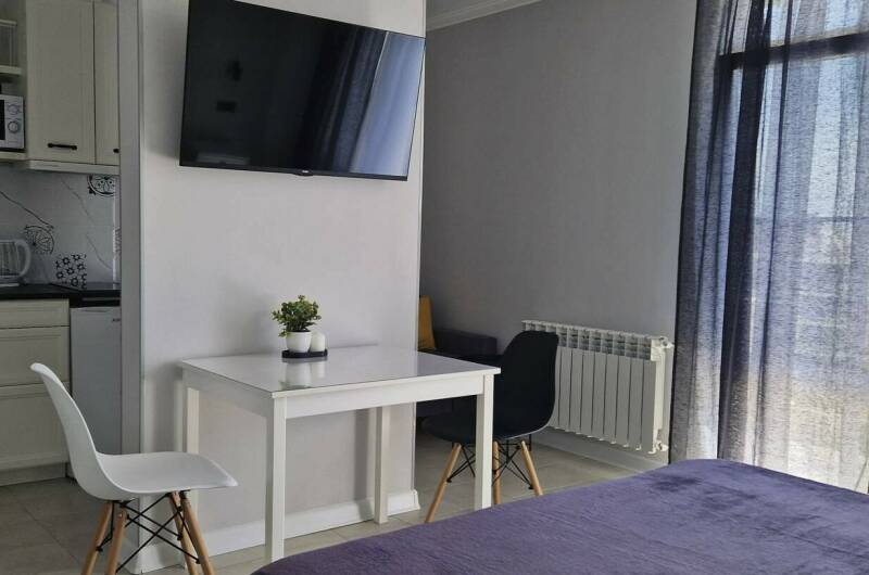 Студия с кухней и балконом на 2−3 человека