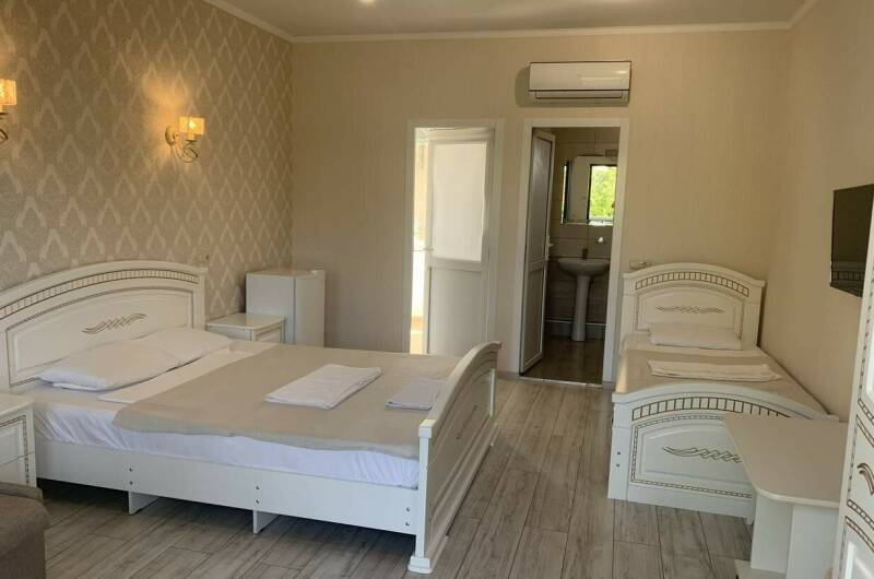 Улучшенный 4-местный с личным балконом