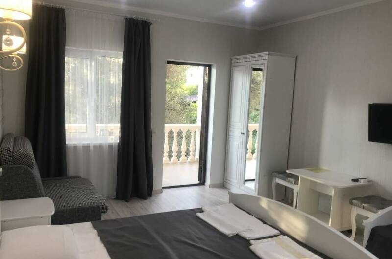 Улучшенный 4-местный с личным балконом