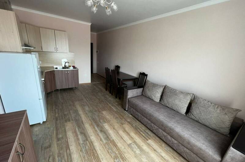 Двух комнатный -семейный с кухней, с балконом