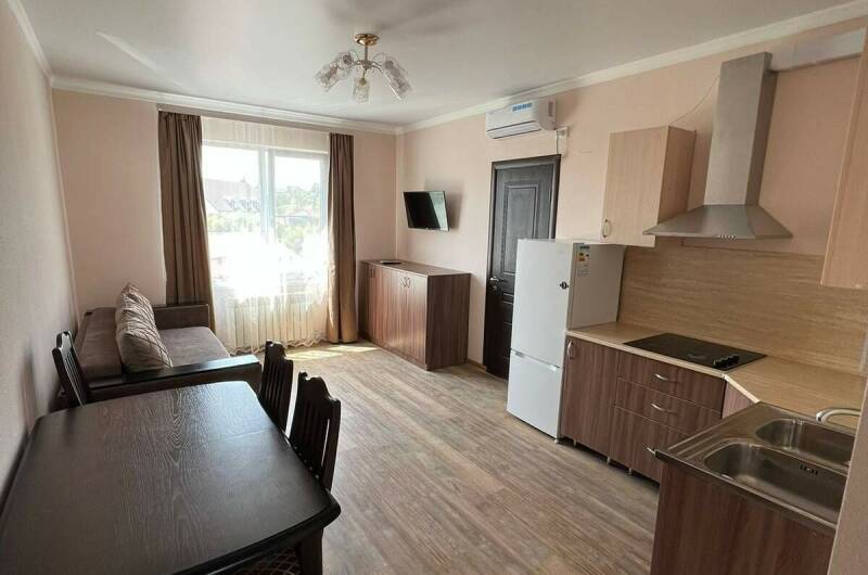 Двух комнатный -семейный с кухней, с балконом