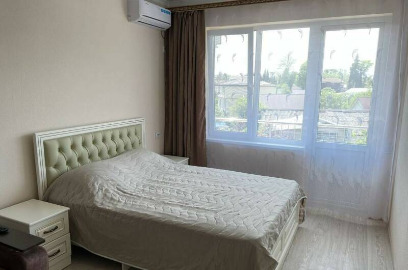 Двух комнатный -семейный с кухней, с балконом