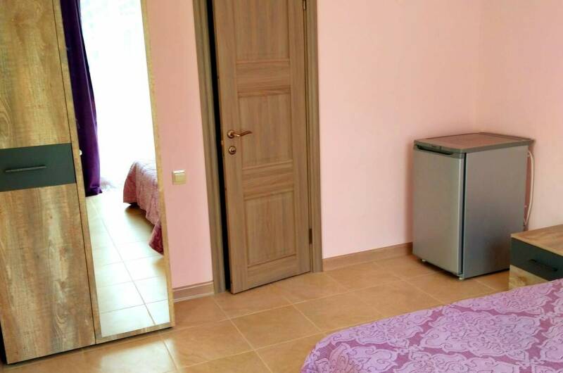 Номер с витражным окном и отдельным входом