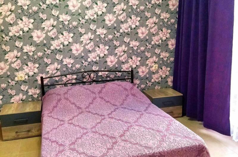 Номер с витражным окном и отдельным входом