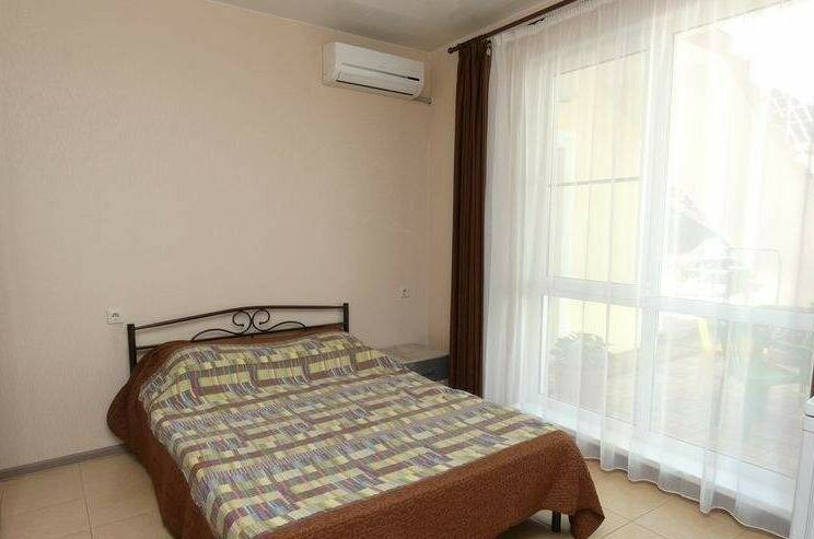 Комфорт с витражным окном