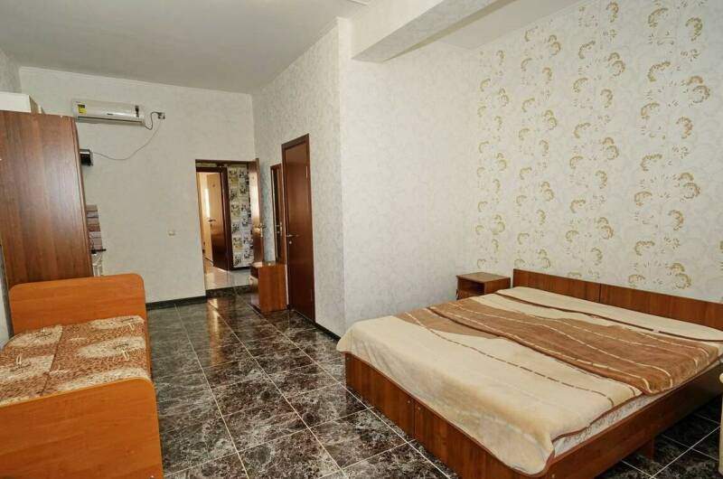 Трехместный стандарт с плитой в номере