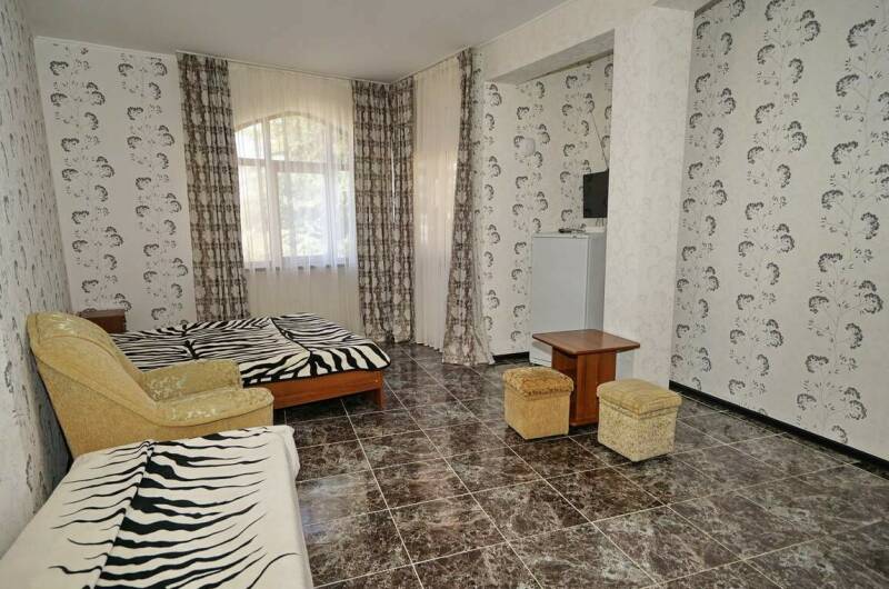 Трехместный стандарт с плитой в номере