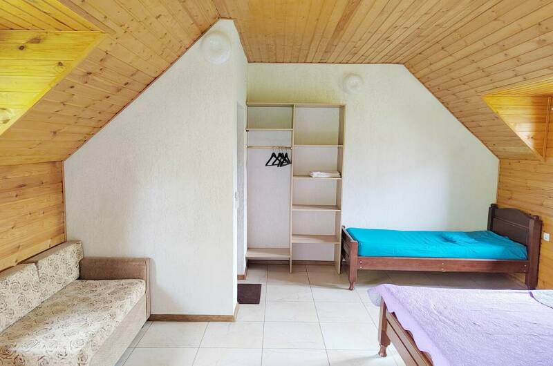 Комната для проживания 3−х человек с доп. местом