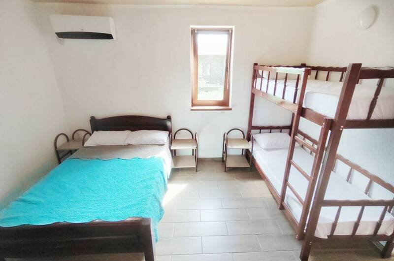 Комната для проживания 4-х человек с балконом