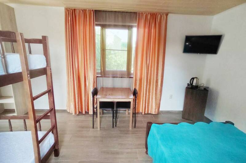 Комната для проживания 4-х человек с балконом