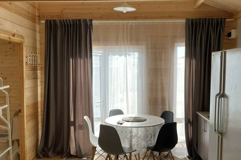 7-местный деревянный домик