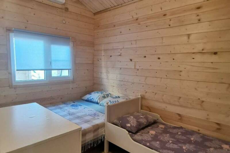 7-местный деревянный домик