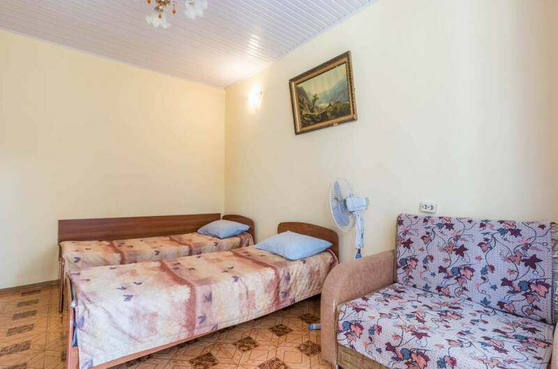 Комната на троих