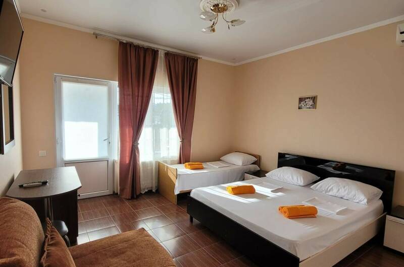 Номер «Трёхместный» № 6, 2-й этаж с балконом