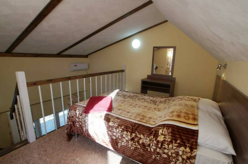 Двухуровневые апартаменты с кухней в коттедже