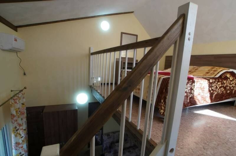 Двухуровневые апартаменты с кухней в коттедже