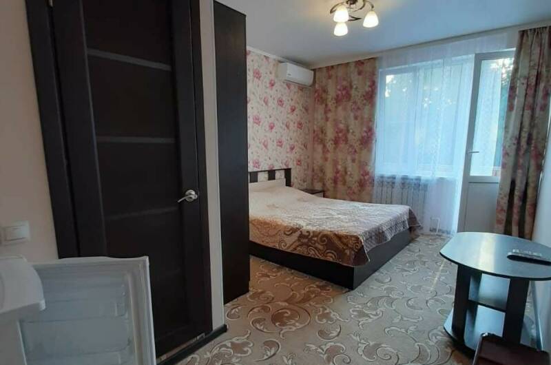 Двух местная (розовая) на втором этаже с балконом