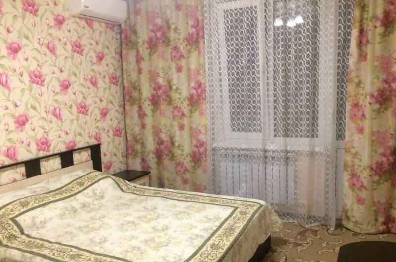 Двух местная (розовая) на втором этаже с балконом