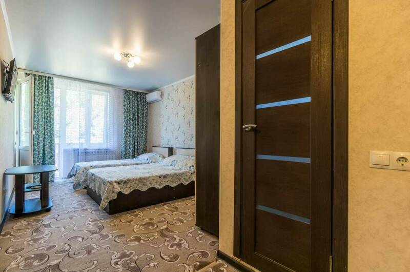 Трехместная комната с балконом и вид на бассейн