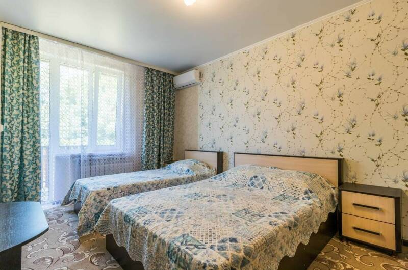 Трехместная комната с балконом и вид на бассейн