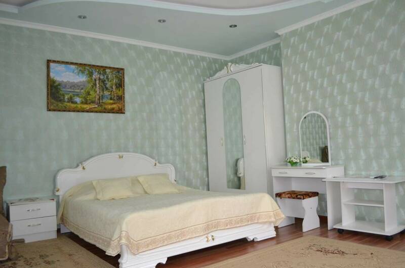 4-х местная номер-люкс (спальня и своя кухня)