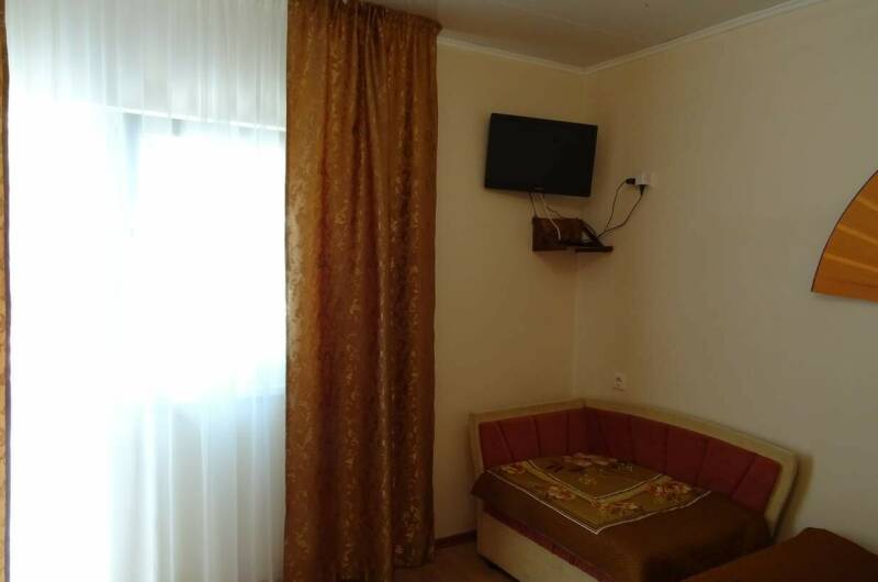 4-х местная с кухней и отдельным двориком