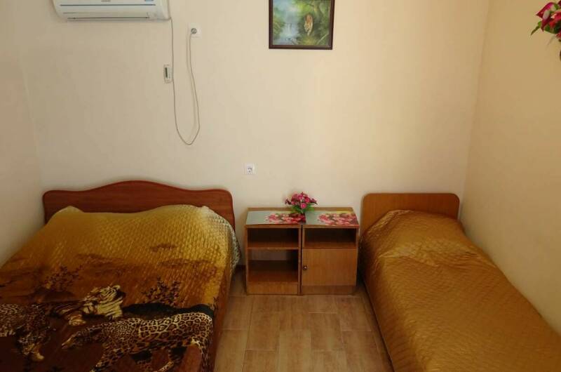 4-х местная с кухней и отдельным двориком