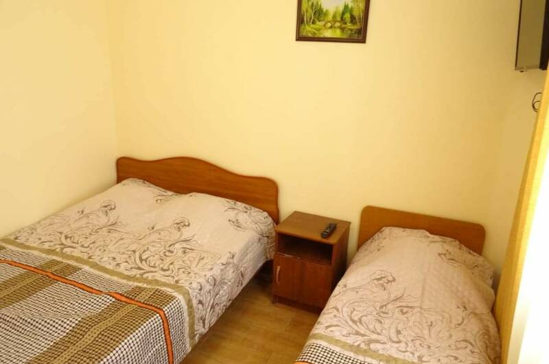 Номер из 2х комнат с кухней первый этаж