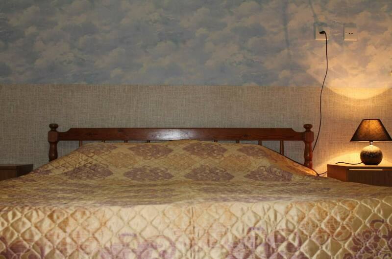 Коттедж с отдельной кухней, сан. узлом и двориком