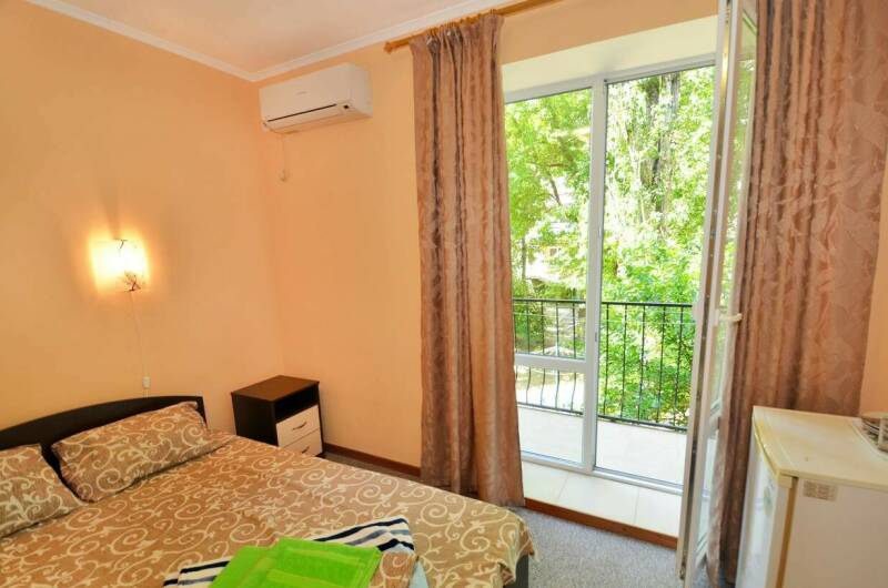 Трехместный с двуспальной и односпальной кроватями