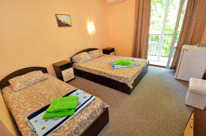 Трехместный с двуспальной и односпальной кроватями