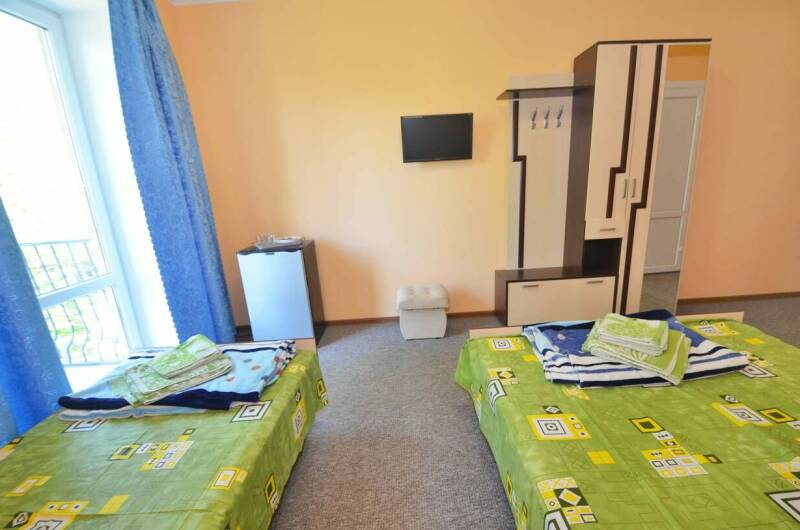 Трехместный с двуспальной и односпальной кроватями