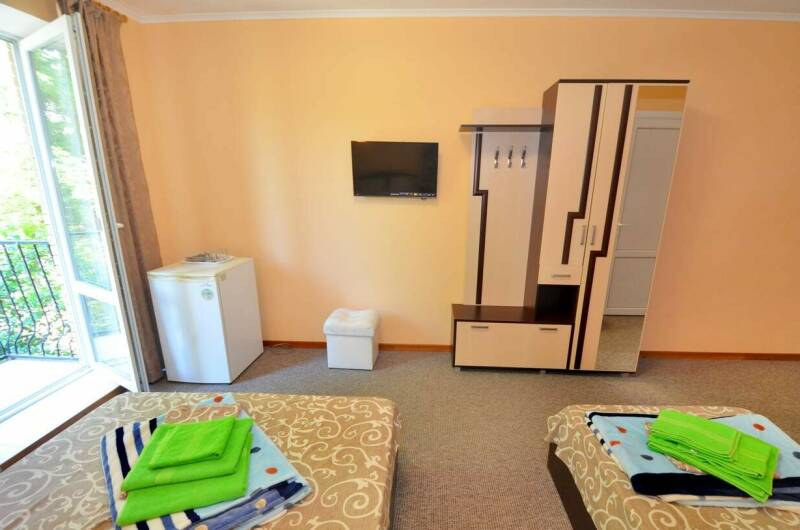 Трехместный с двуспальной и односпальной кроватями