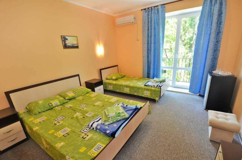 Трехместный с двуспальной и односпальной кроватями