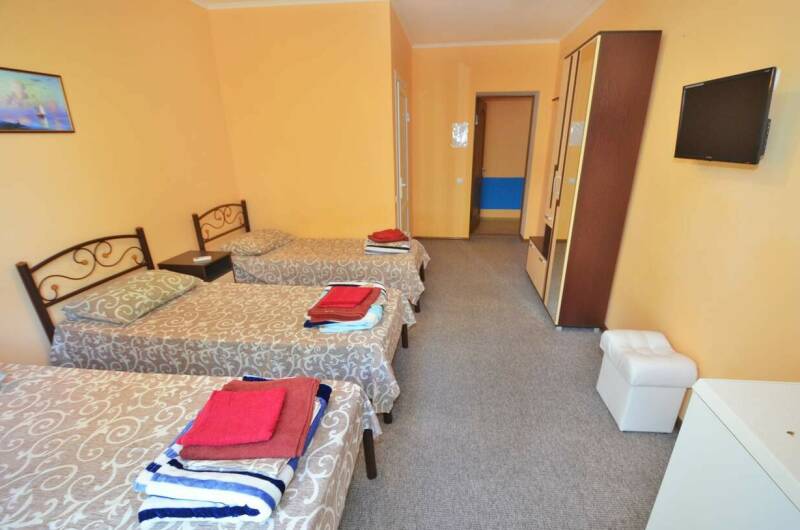 Трехместный с тремя раздельными кроватями