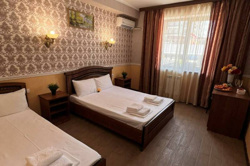 Трехместный «Стандарт с видом на бассейн»