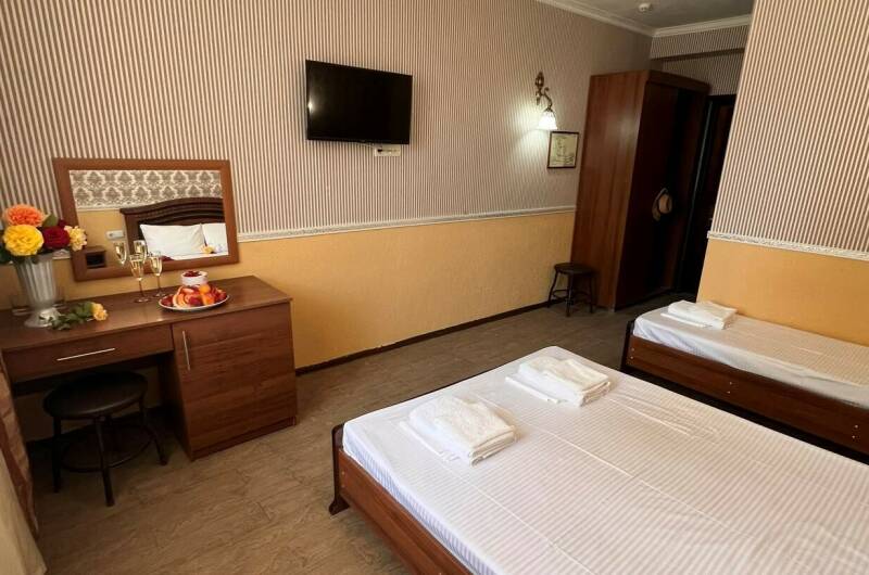 Трехместный «Стандарт с видом на бассейн»