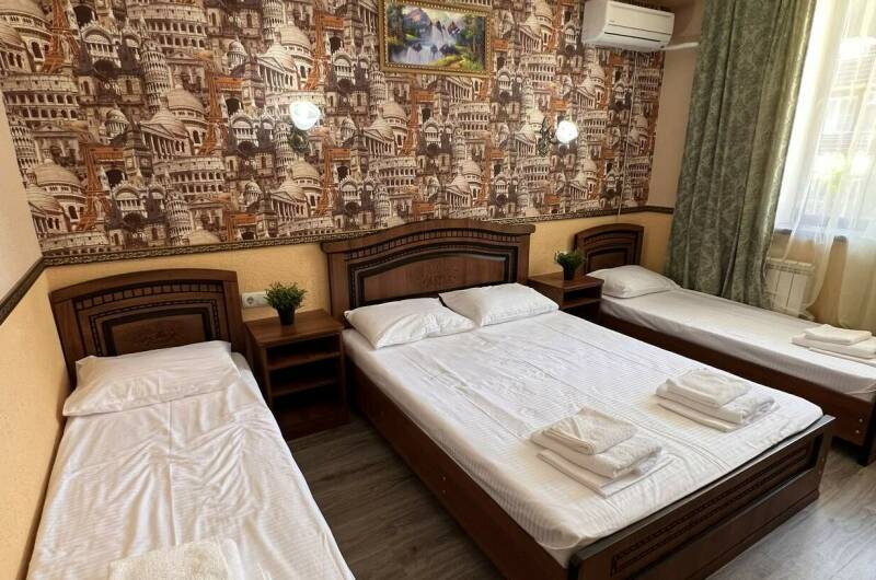 Четырехместный «Стандарт с видом на бассейн»